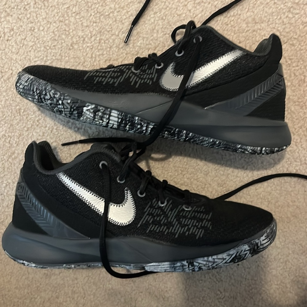 Nike Kyrie Flytrap ll size 7Y black basketball shoes